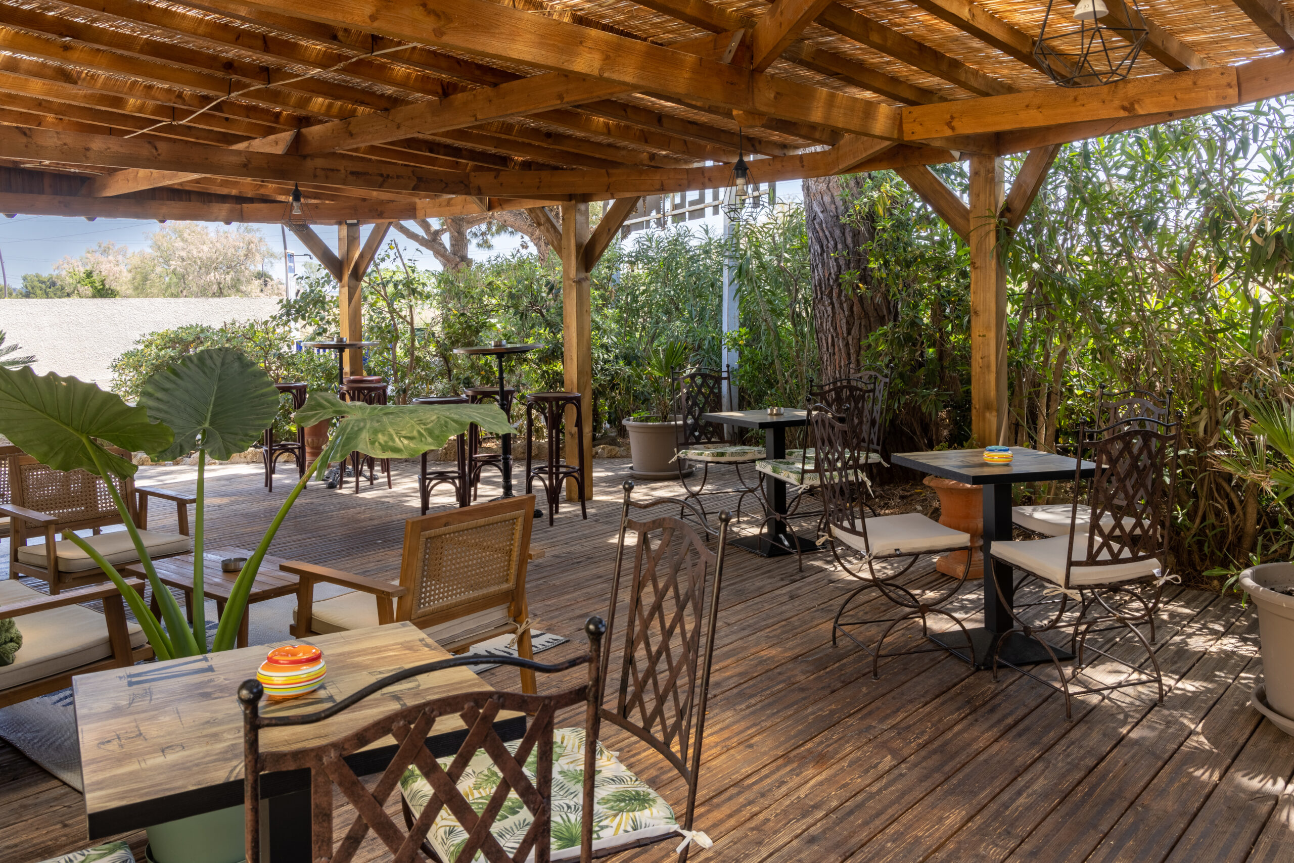 La terrasse ombragée de l'Hôtel Azur